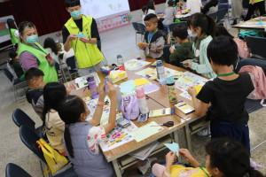 親子攜手參加充滿知識與創意的集郵探索之旅。