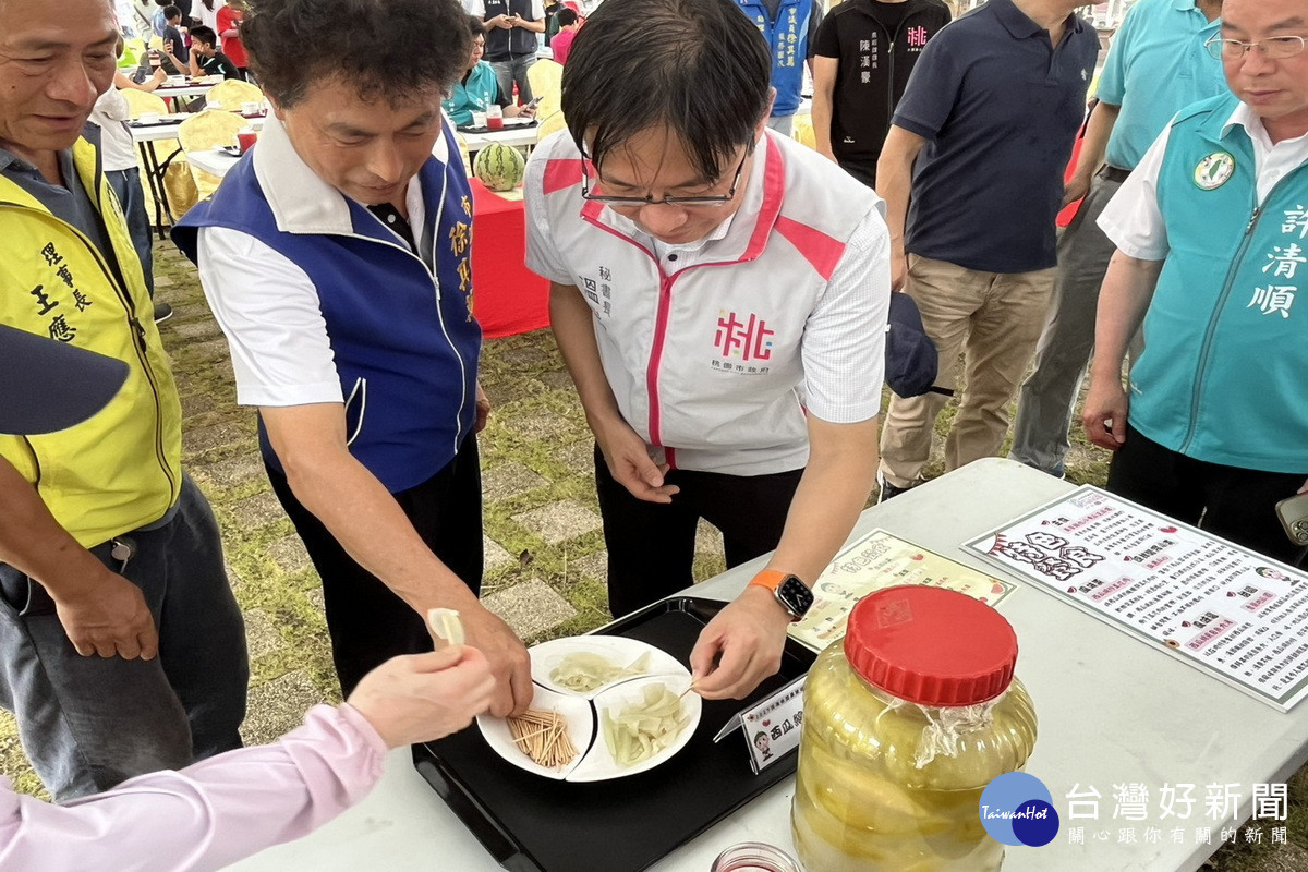 桃園市政府秘書長溫代欣品嚐「西瓜綿」料理。<br />
