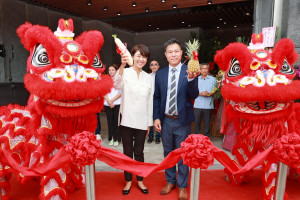 許縣長讚揚羅志岡白手起家是大家的典範。（縣府提供）