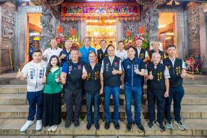 桃園市長張善政出席「壽山巖觀音寺2025桃園觀音菩薩文化節-祝壽大典」與貴賓合照。