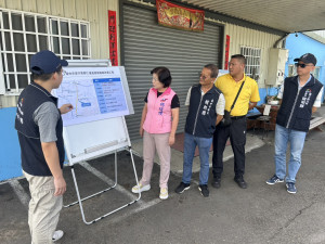 市議員賴朝國與立委楊瓊瓔現勘嘉豐路路面破損情形。