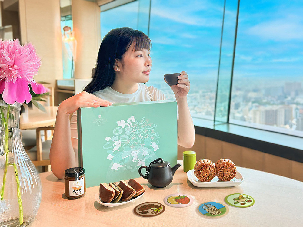 結合藝術與風味的「璽月禮盒」，以玉兔插畫、台灣茶點、在地食材與插畫靈感設計，演繹別具韻味的中秋送禮新風格。