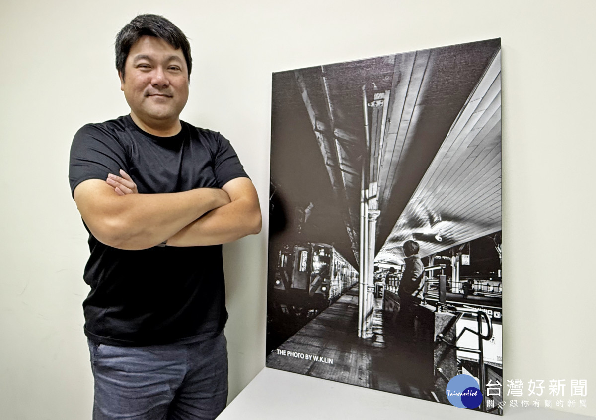 多遊系老師林煒凱及獲得「2025 春季世界攝影大獎賽」金獎作品《Daily life on the platform》。（弘光科大提供）
