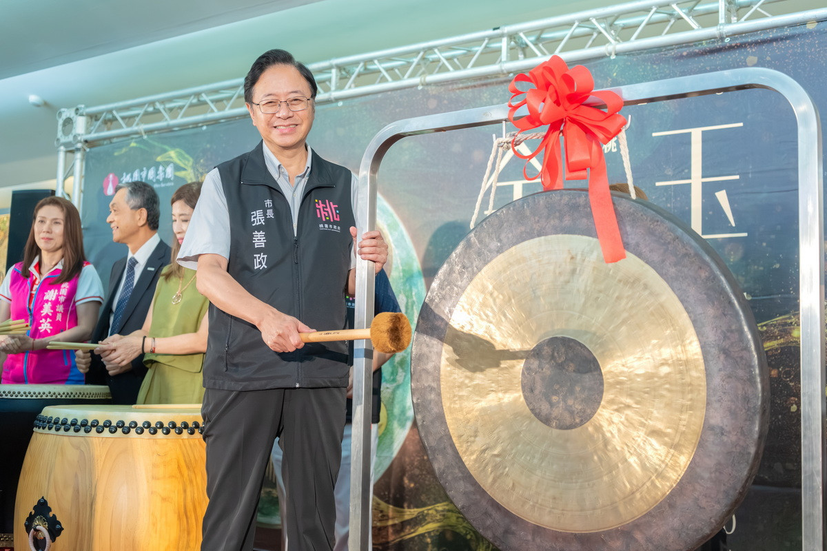 桃園市長張善政於記者會中鳴鑼，為「2025桃園國樂節」揭開序幕。<br />
