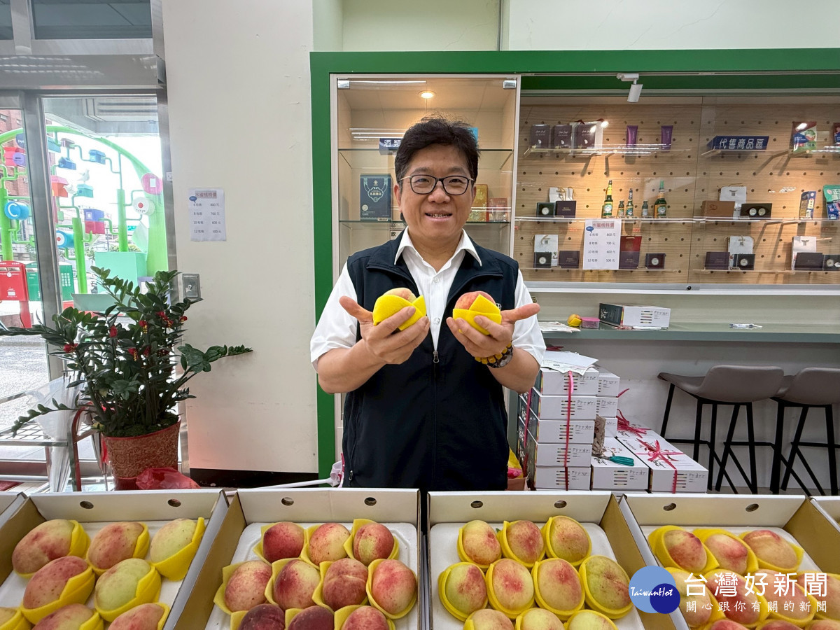 水蜜桃粒粒飽滿鮮甜，歡迎民眾到指定郵局現場選購。