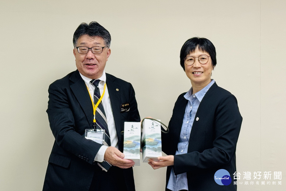 市府觀光旅遊局代理局長王麗娟與湯澤市副市長東海林亮二交換禮物。