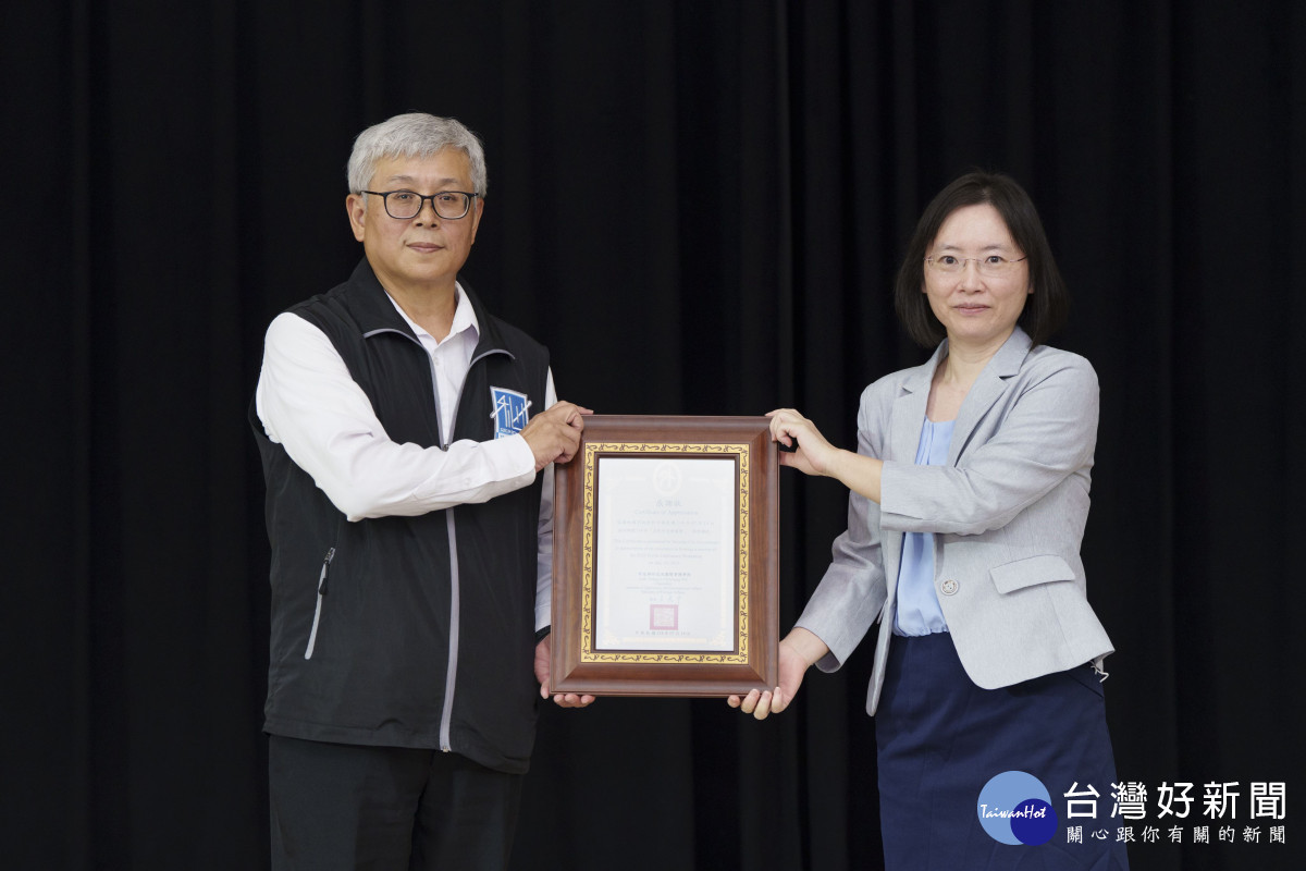 秘書處熊副處長代表本府致贈感謝狀予李組長。