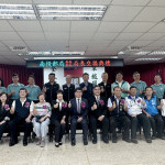 郵政各單位嘉賓祝賀南投郵局長卸新任交接。（記者扶小萍攝）