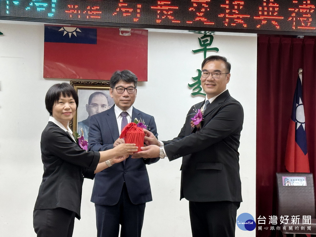 蔡副總為黃局長和吳局長監交。（記者扶小萍攝）