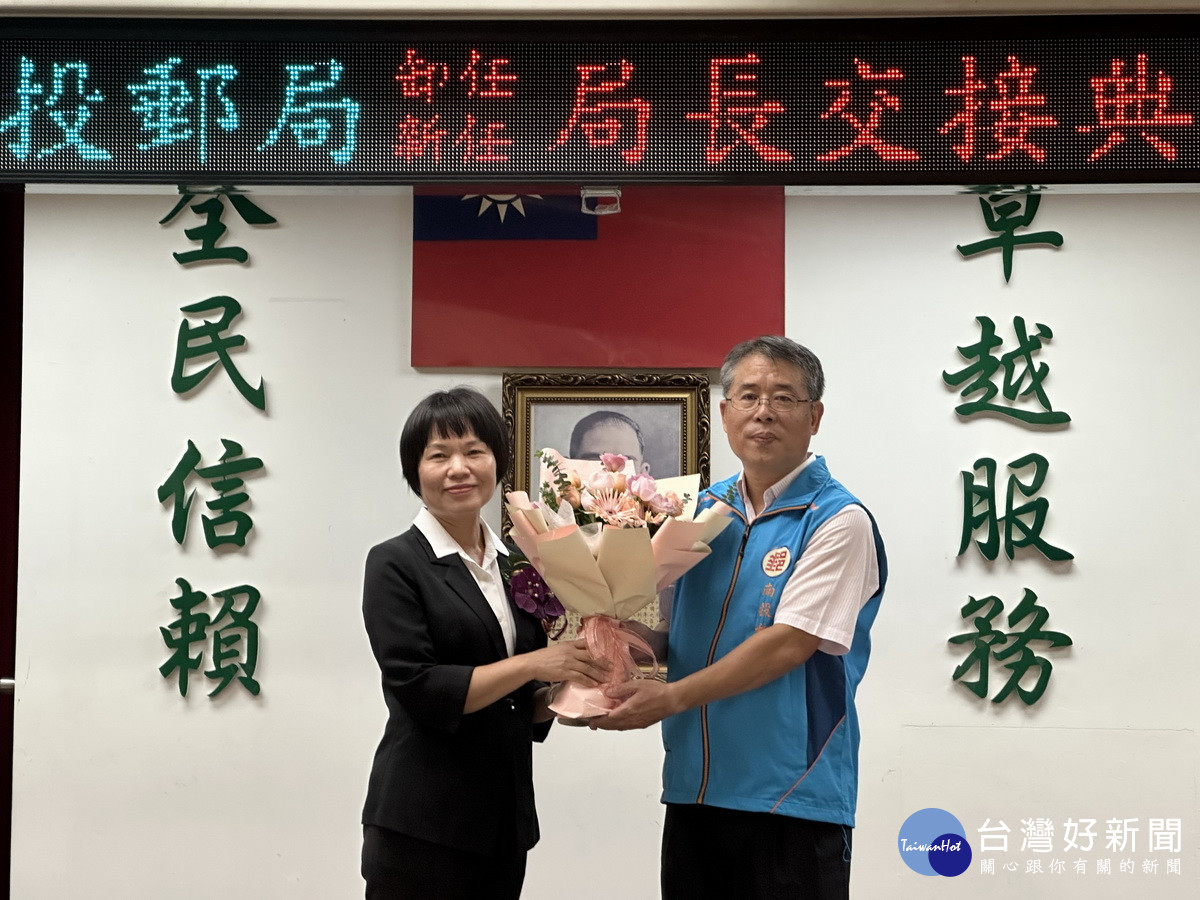 黃翠蓮（左）接受同仁獻花祝福功成身退。（記者扶小萍攝）