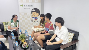 北台中家扶主任彭麗真與家扶兒少互相分享學習歷程，並給予孩子鼓勵與支持。