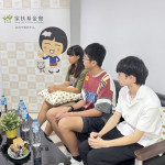 北台中家扶主任彭麗真與家扶兒少互相分享學習歷程，並給予孩子鼓勵與支持。