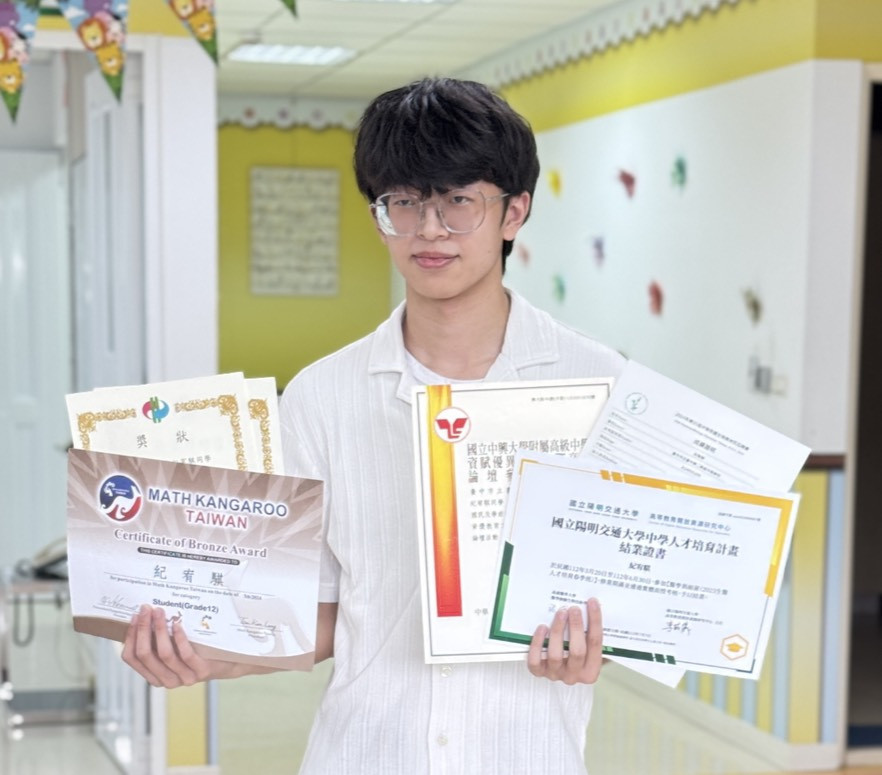 家扶孩子展示自己在求學過程中努力獲得的成績。