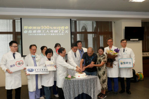 台中慈濟醫院為胡先生舉辦重生會，簡守信院長（左四）率領醫療團隊與胡先生、胡太太一同切下象徵重生的蛋糕。