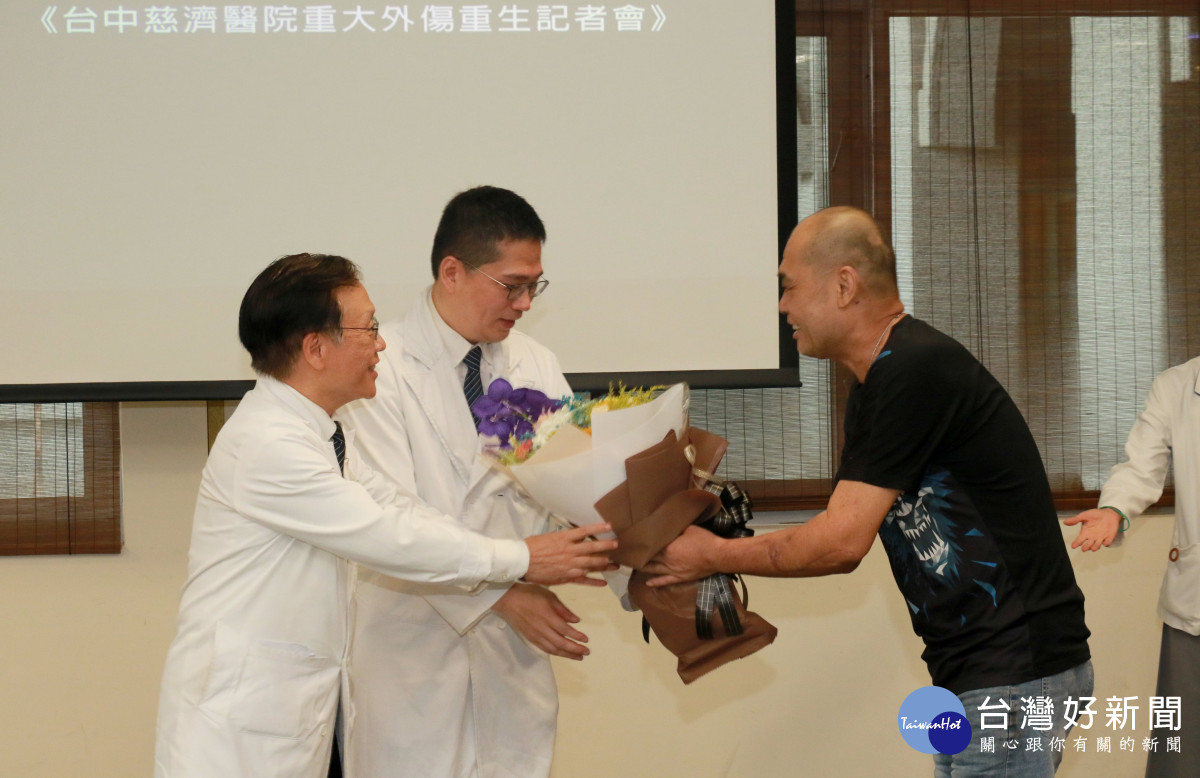 胡先生致贈花束感謝台中慈濟醫療團隊，由簡守信院長（左）、一般外科醫師高國堯（左二）代表接受。