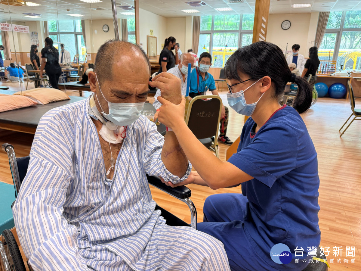 復健醫學部物理治療師協助胡先生進行術後功能訓練，助其重拾行動力。