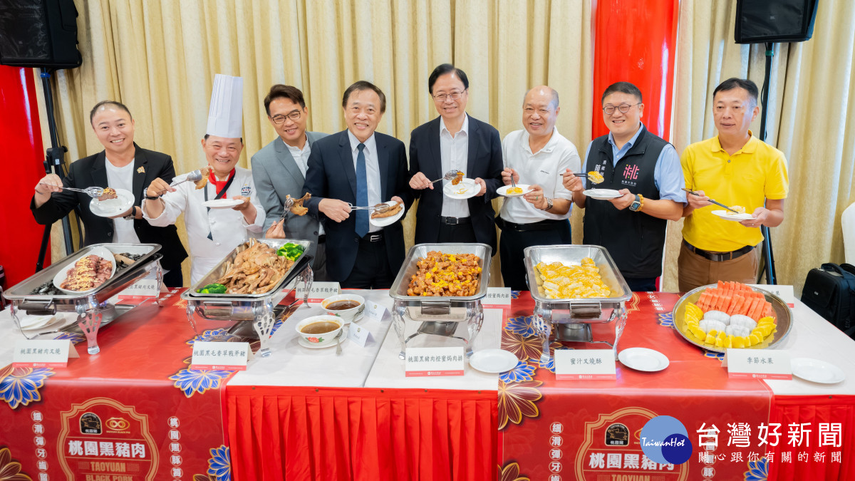 張市長與多位資深廚師交流並推廣桃園黑豬肉。