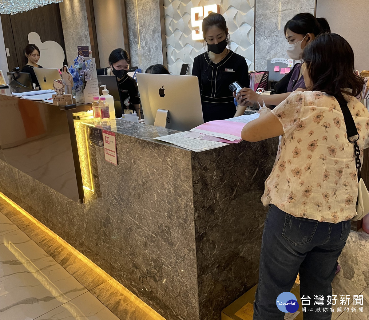 桃園市政府法務局消保官會同相關單位進行醫美機構衛生安全管理及公共安全聯合稽查。