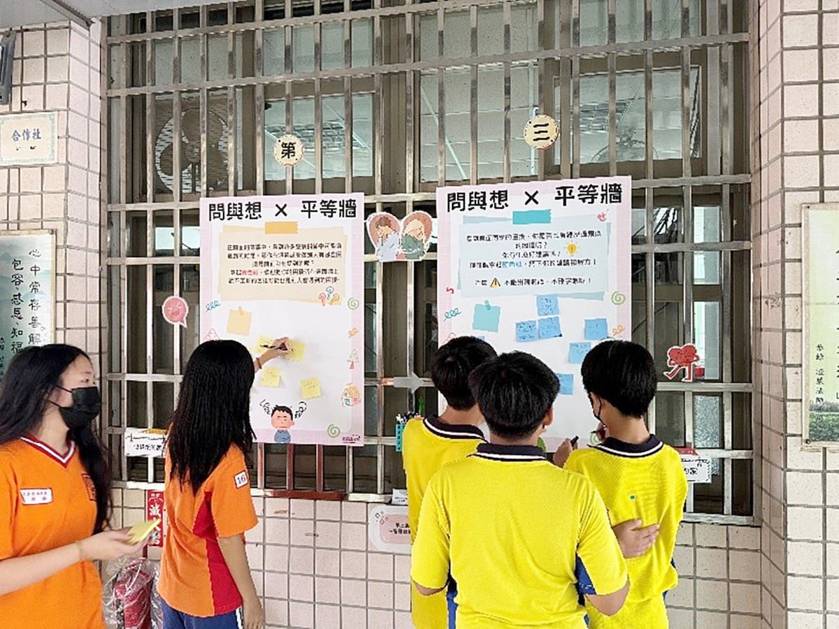 第三展區-由學生寫下在關係中的煩惱，並開放大家自由給予回應，激發出更多問題可能性，學生亦能在回應中得到情緒支持