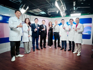 左3主持鄧守成醫師(學會專科召委)、左4主持王修含醫師(學會法規召委)、右4學會網路召委宋奉宜醫師，與首次錄影的部分主持、來賓合影留念。