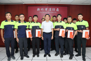 消防局長李世恭頒發感謝狀，向這群堅守第一線、守護市民生命安全的救護英雄致意。