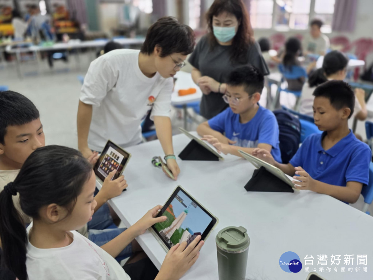 課程中利用VR與Minecraft平台協助學生把自家校園空間轉化成可互動的虛擬場景