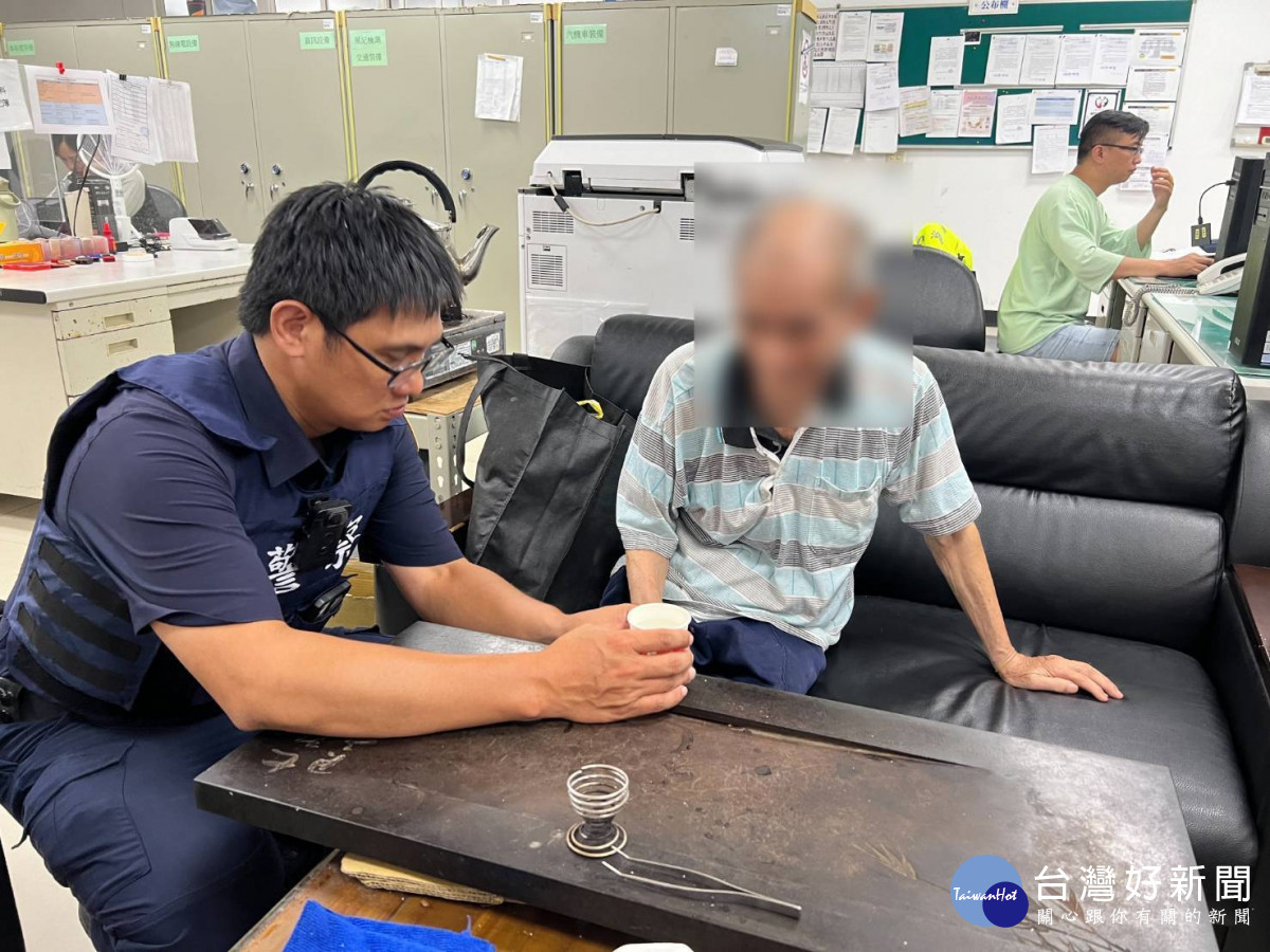 老翁外出癱坐公園平鎮暖警即時馳援助返家。