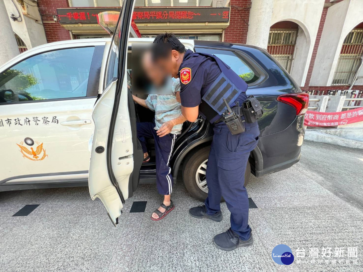 老翁外出癱坐公園平鎮暖警即時馳援助返家。
