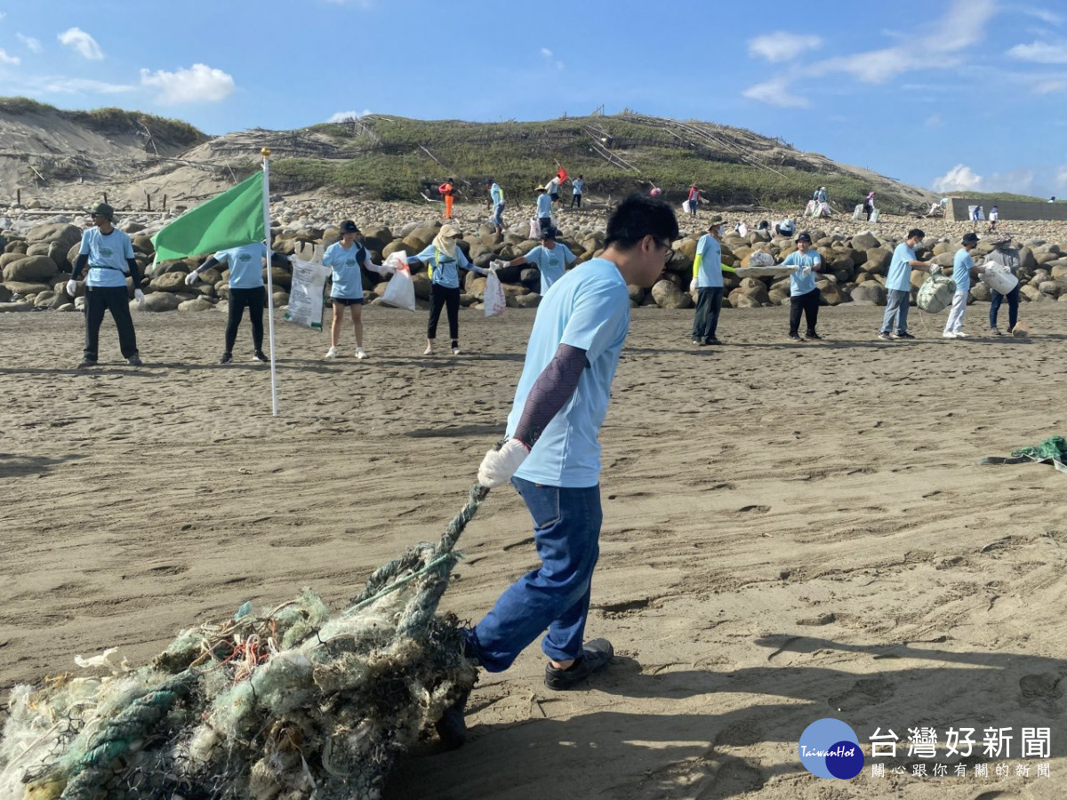 苗栗縣社團法人海線一家親環保協會推出「海洋環境教育遊程」透過淨灘認識海廢，一起用行動愛護海洋愛護地球。