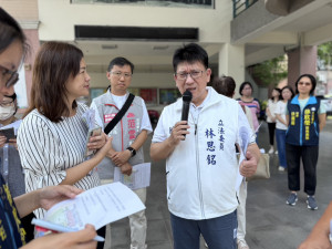 立法院財政委員會到新竹地區中小學進行考察。