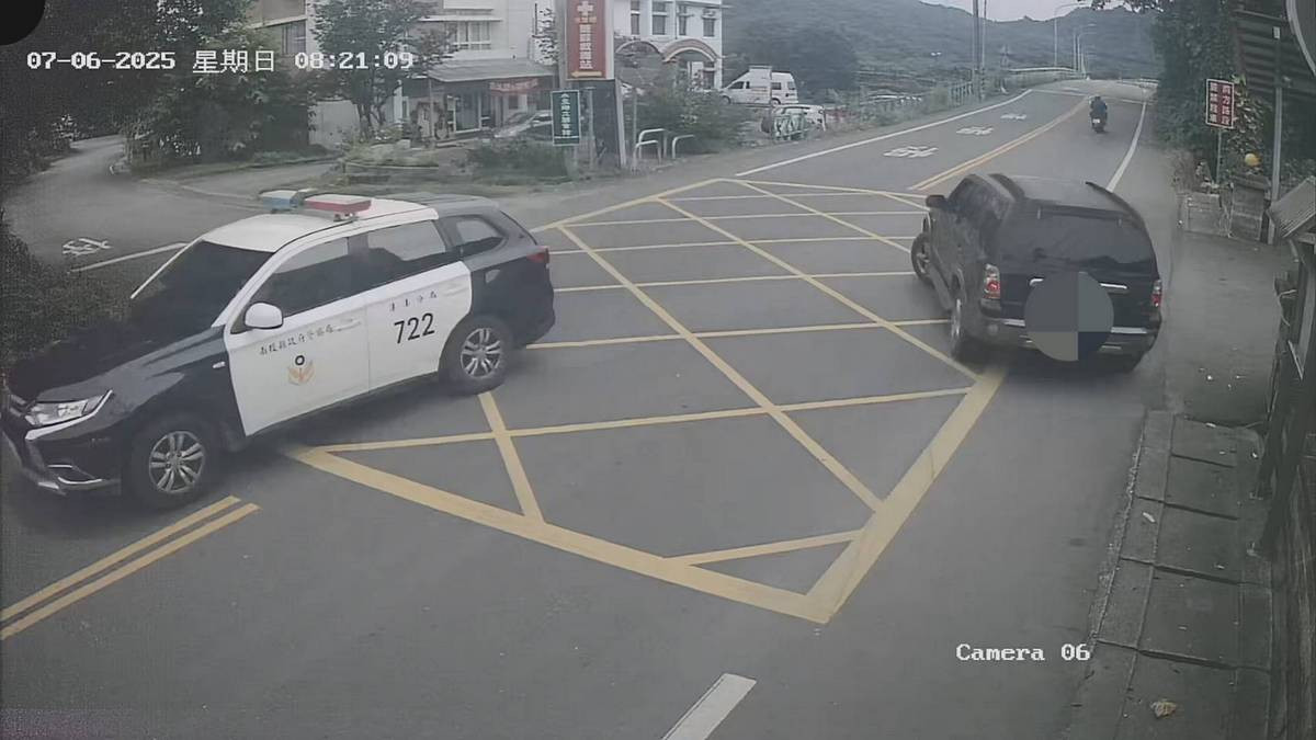 巡邏車一路開警示燈、鳴警報器協助開道。（集集分局提供）