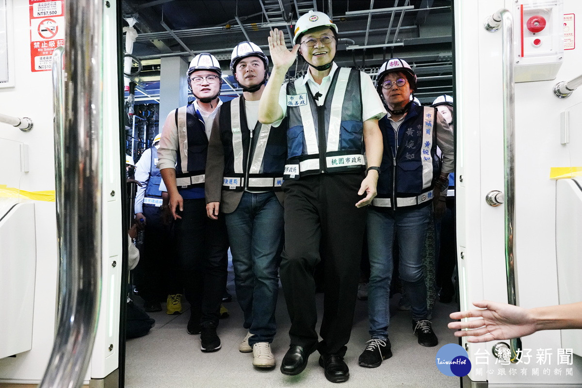 桃園市長張善政進入桃園捷運綠線列車進行駛入主線高架橋測試。<br />
