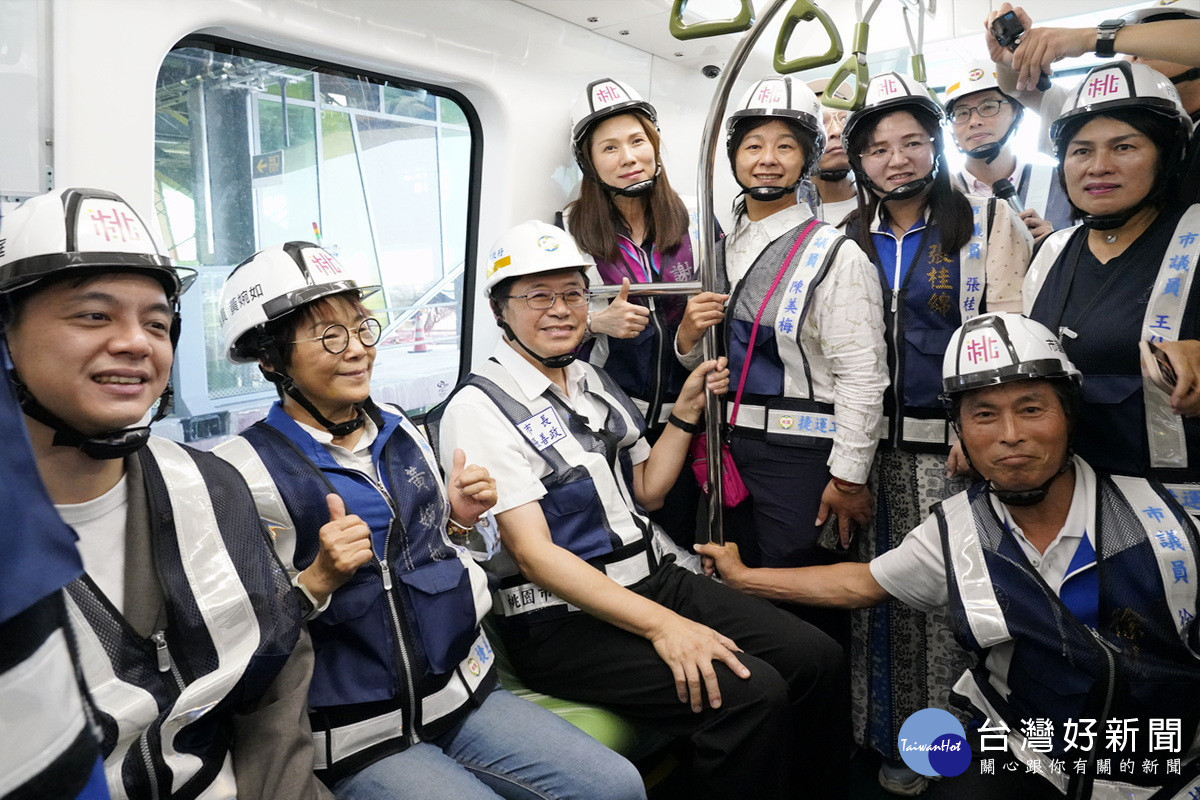 桃園市長張善政與議員們一起搭乘桃園捷運綠線列車，進行駛入主線高架橋測試。<br />
