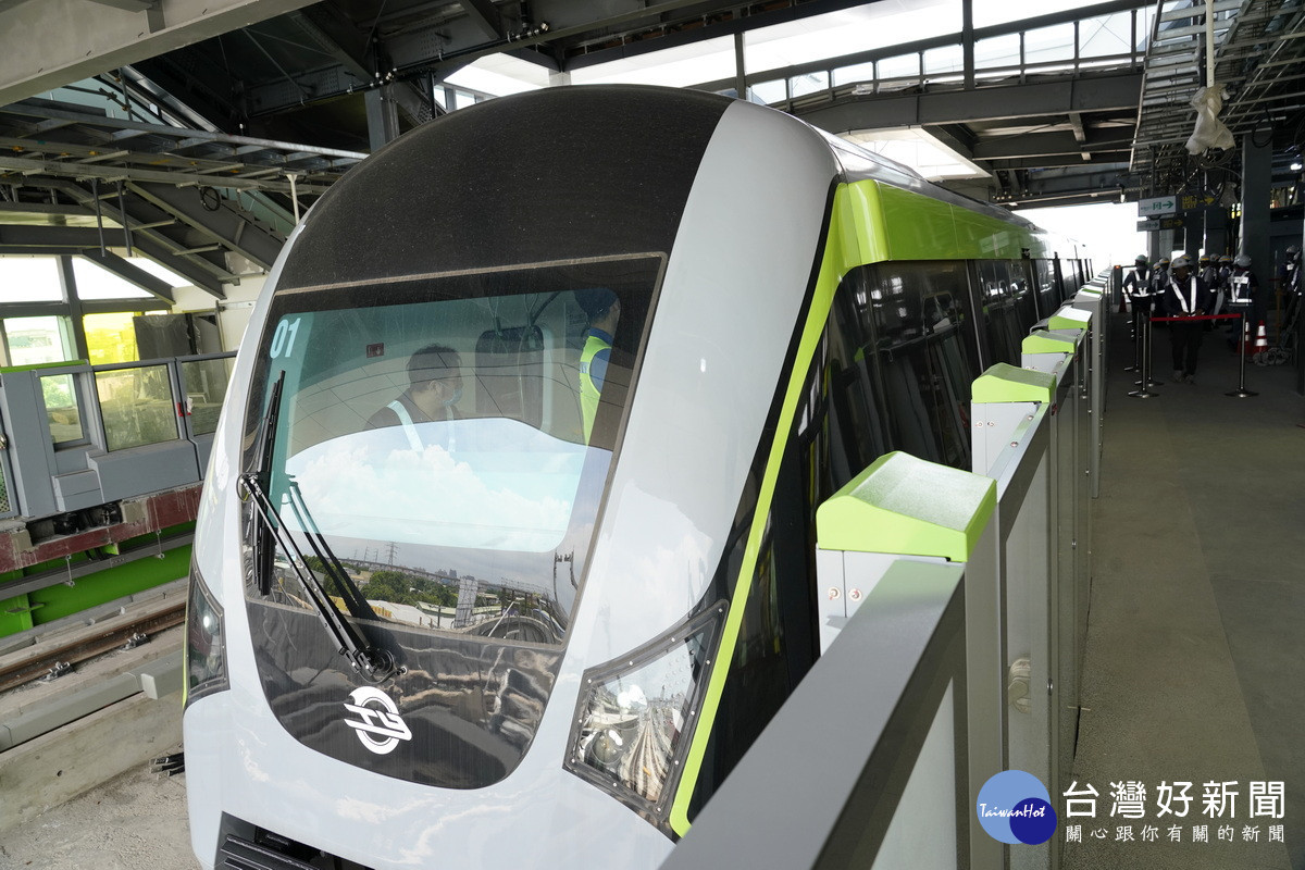 桃園捷運綠線首輛列車正式駛入主線高架橋測試。