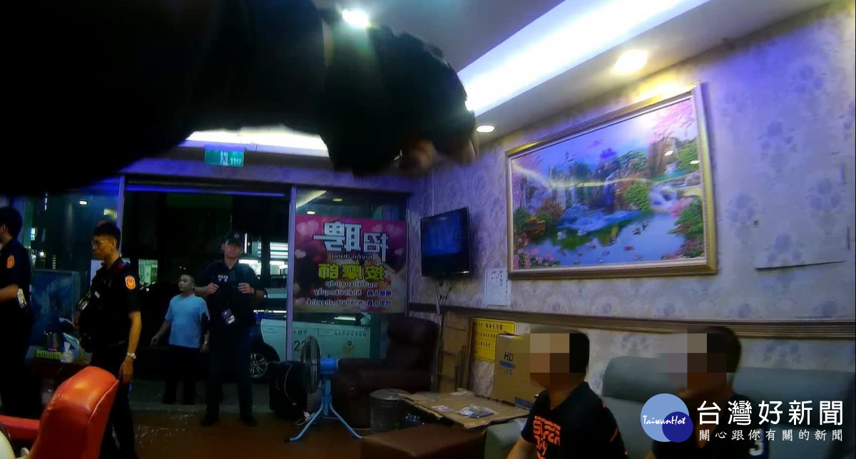 中壢警方搜索養生館查獲非法營業。