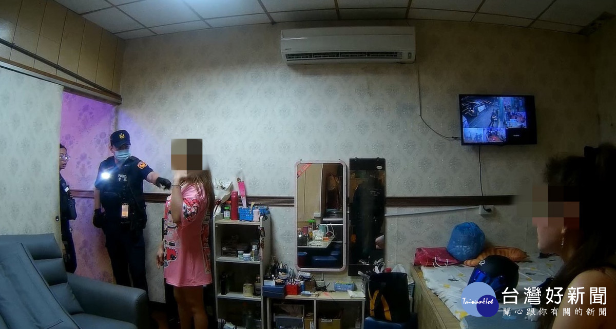 中壢警方搜索養生館查獲非法營業。