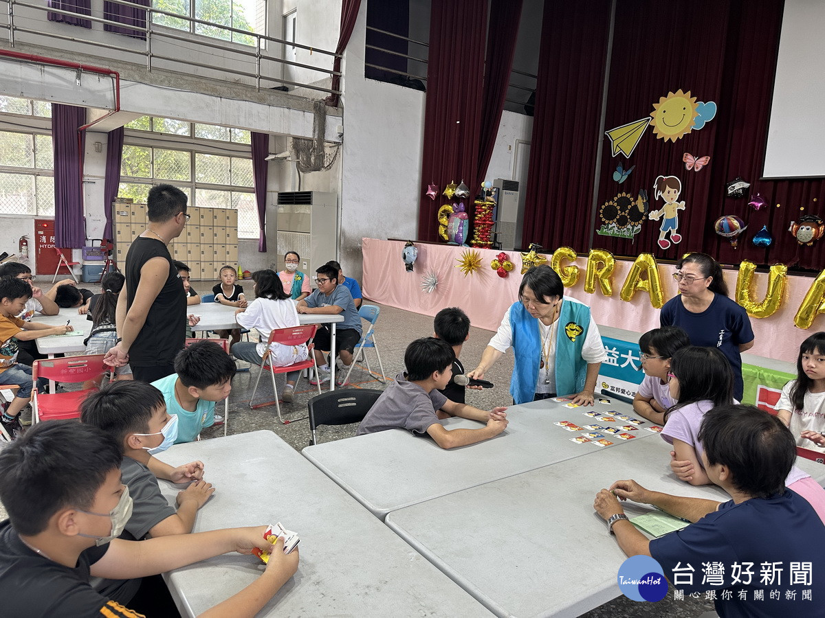 相反詞競賽等讓同學充份發揮用詞。（記者扶小萍攝）