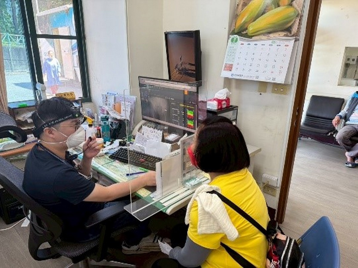 衛生所主任葉敦模耐心衛教及說明。（南投縣府提供）