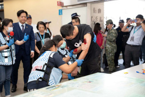 「急救站開設」選定香山衛生所，現場模擬救助傷患。