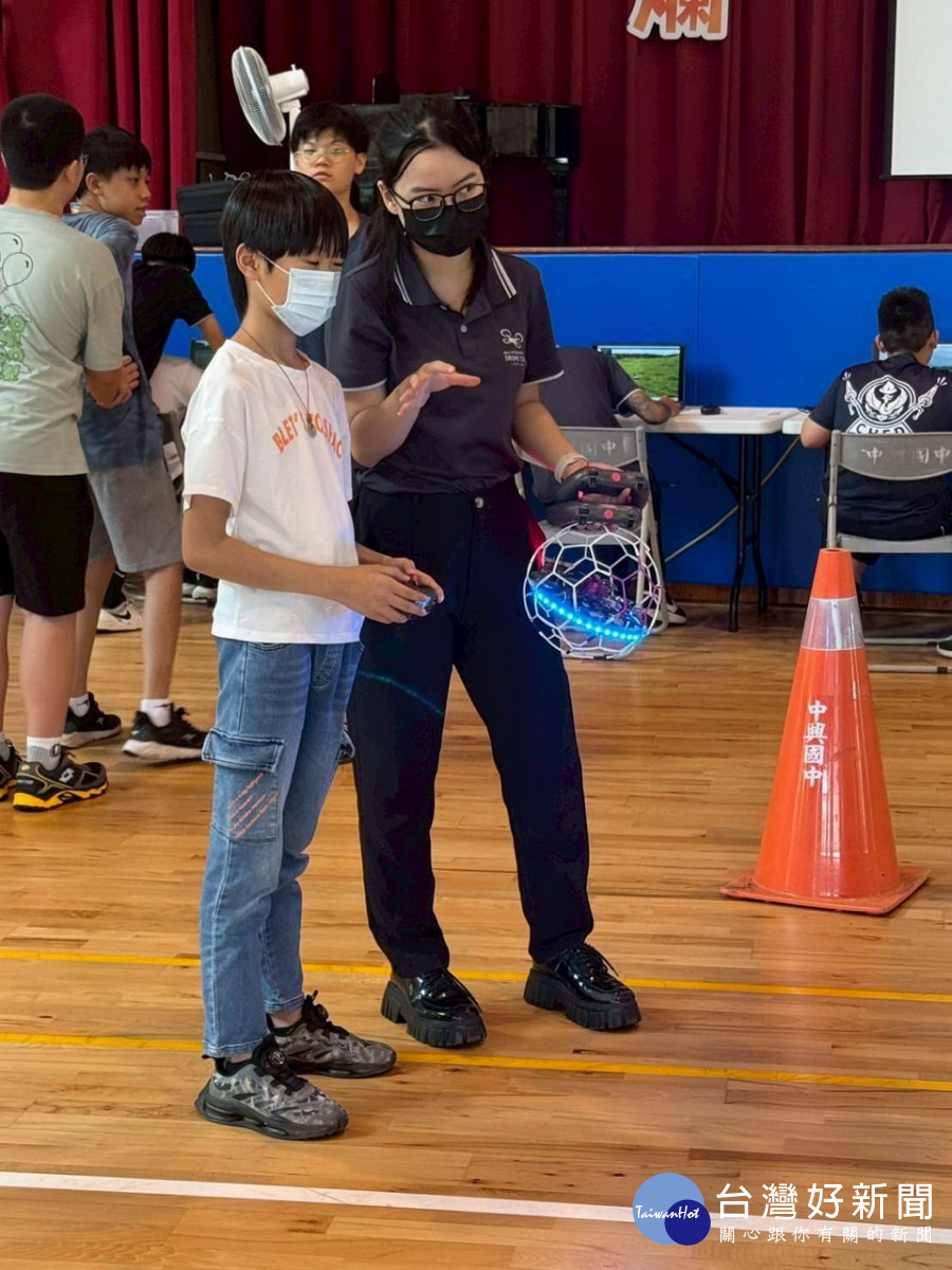 同學對於能飛無人機十分興奮。（新住民權益關懷協會提供）<br />
<br />
