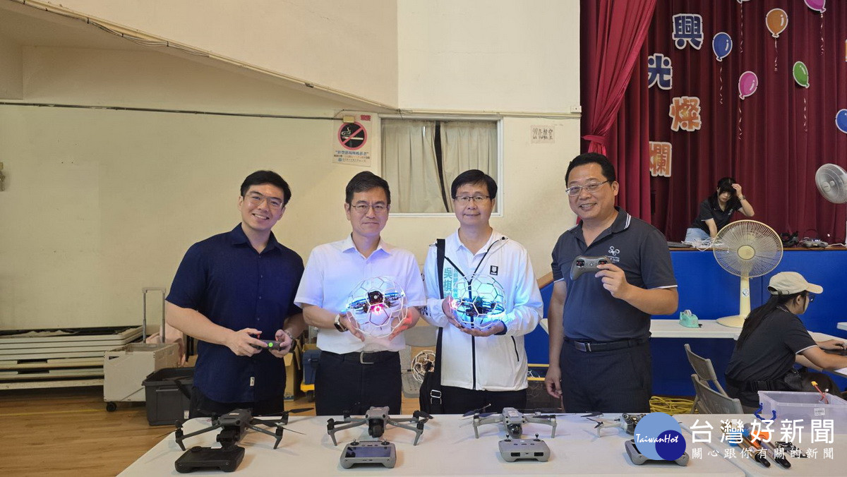 議員校長都樂見有專業公司協助指導。（新住民權益關懷協會提供）<br />
