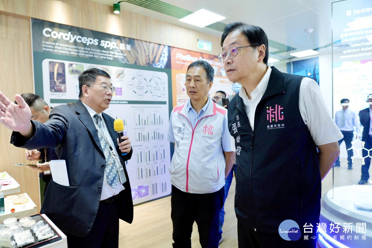 桃園市長張善政率領市府團隊參訪榮獲「桃金企業獎－ESG環境永續獎」的葡萄王生技司龍潭廠。