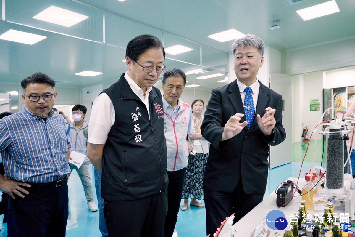 桃園市長張善政率領市府團隊參訪榮獲「桃金企業獎－ESG環境永續獎」的葡萄王生技司龍潭廠。