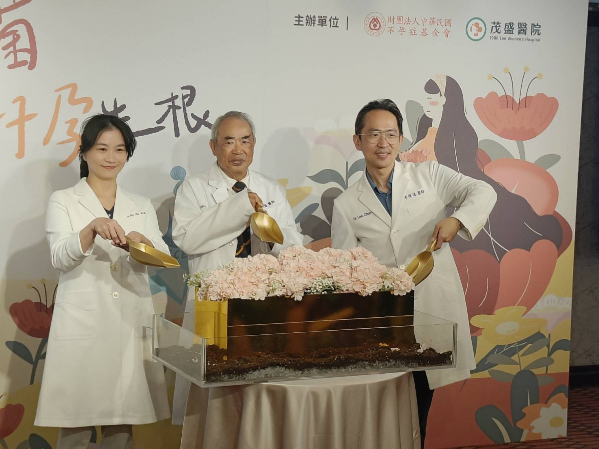 林茂盛院長(中)與李俊逸醫師(右)。