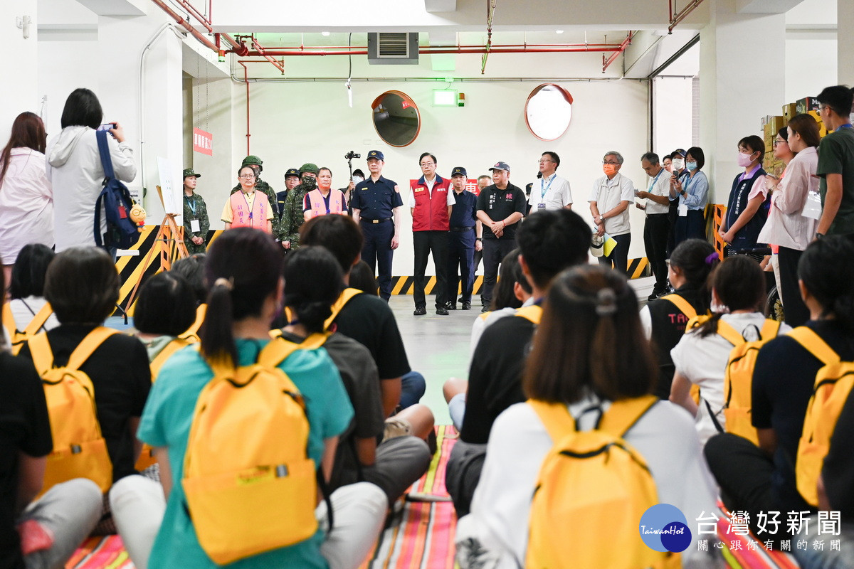 桃園市長張善政巡視北區「2025城鎮韌性（防空）演習」。<br />
