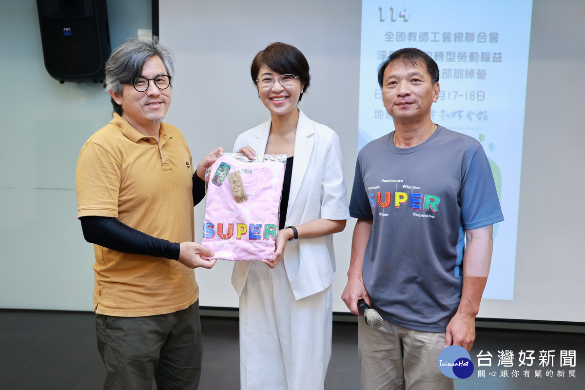 SUPER教師表彰了願意陪伴孩子成長的每一位老師。（縣府提供）