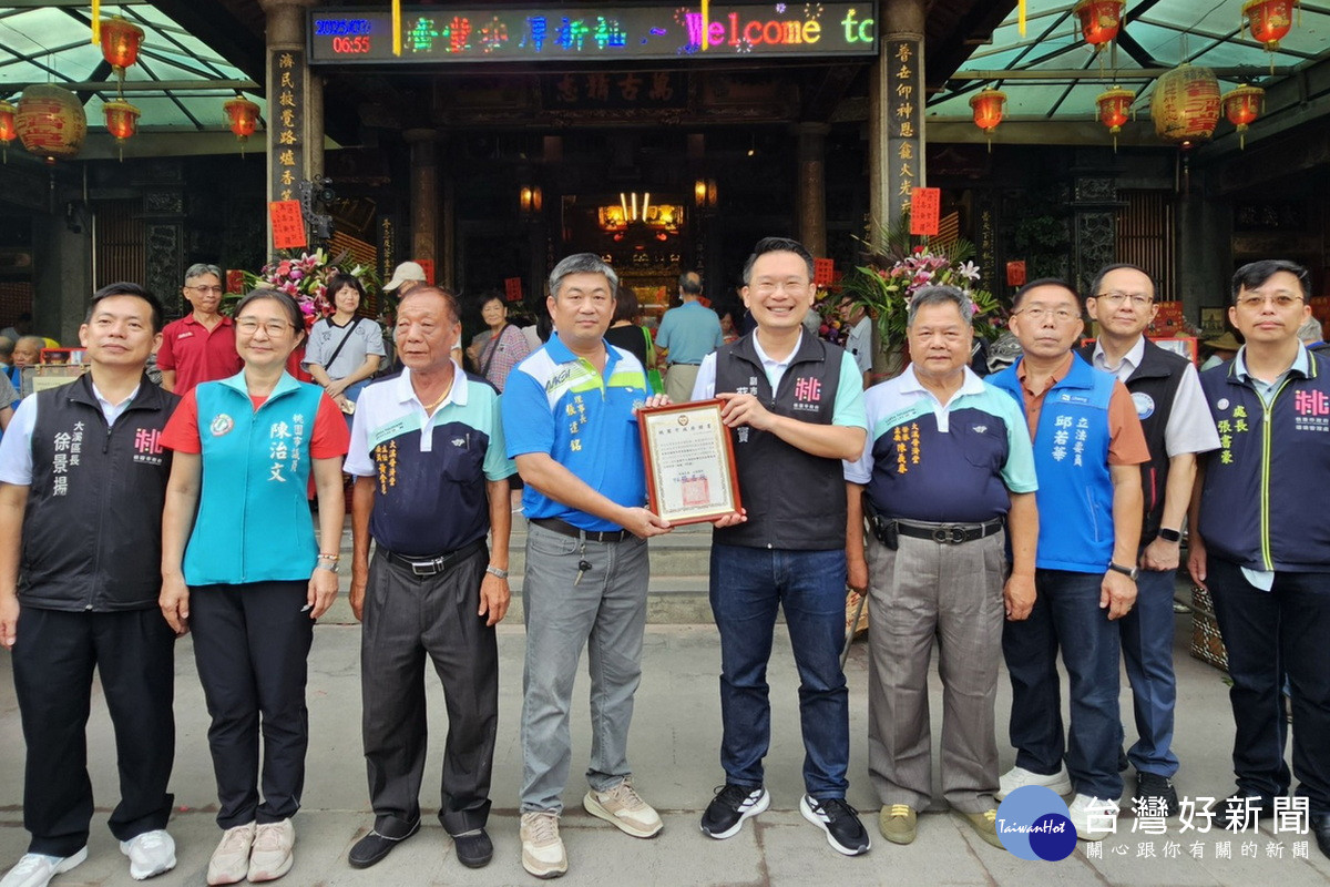 桃園市副市長蘇俊賓頒贈無形文化資產民俗保存團體證書予大溪區社團民俗技藝協會理事長張逢銘。<br />
