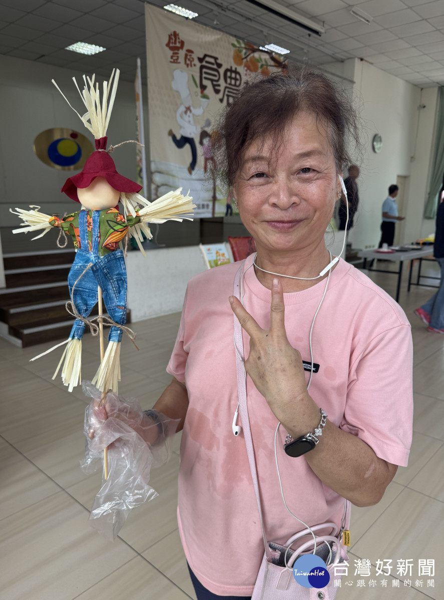 民眾手作稻草人，寓教於樂。