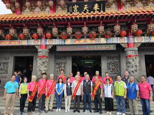 桃園市副市長蘇俊賓出席「關聖帝君1866年聖壽千秋祝壽慶典法會」與嘉賓合影。