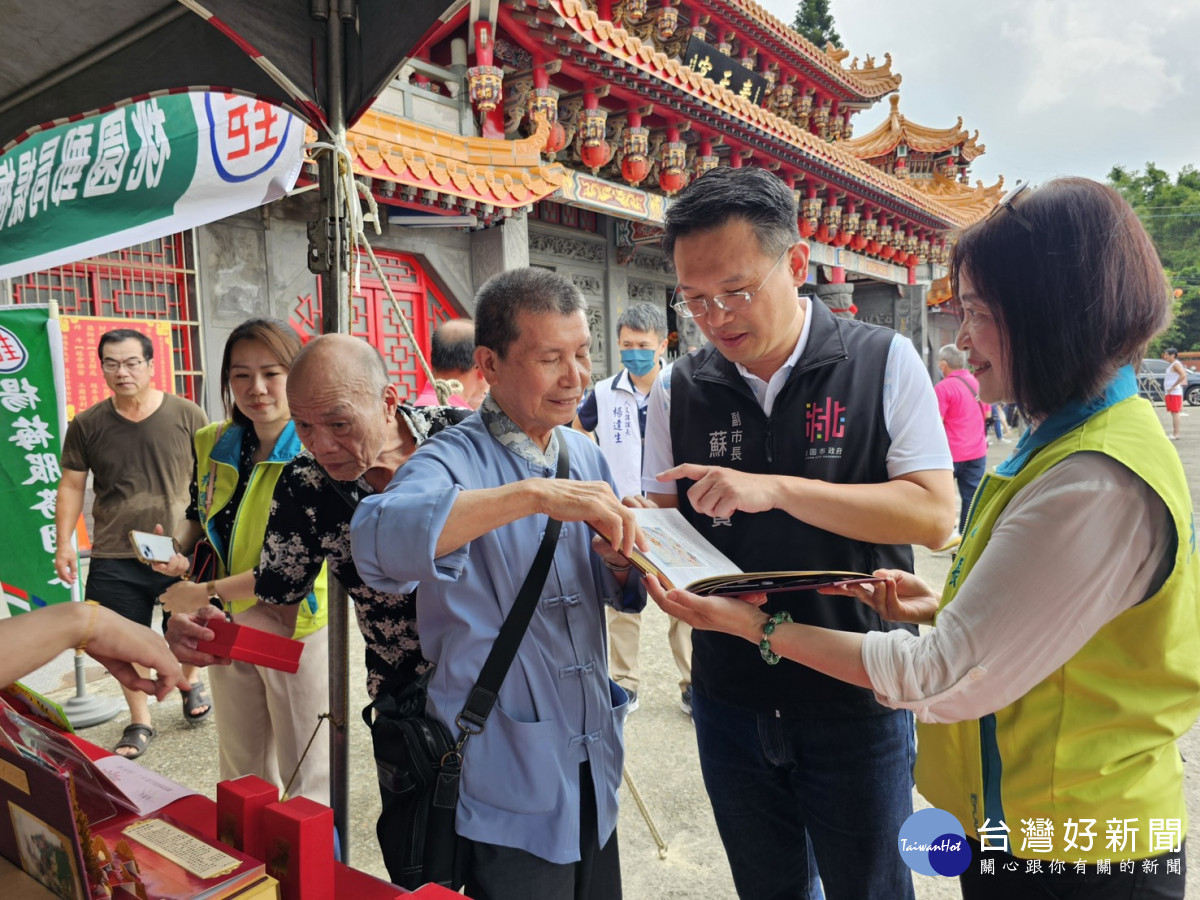 蘇副了解關聖帝君畫作故事。